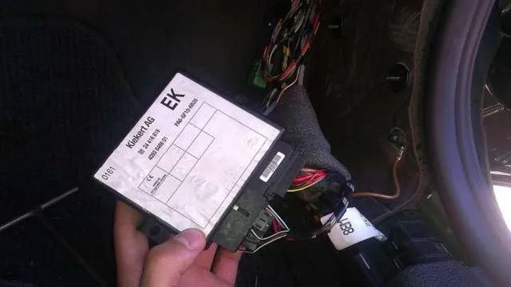 Gdzie jest sterownik centralnego zamka Vectra C? Oto prosta lokalizacja