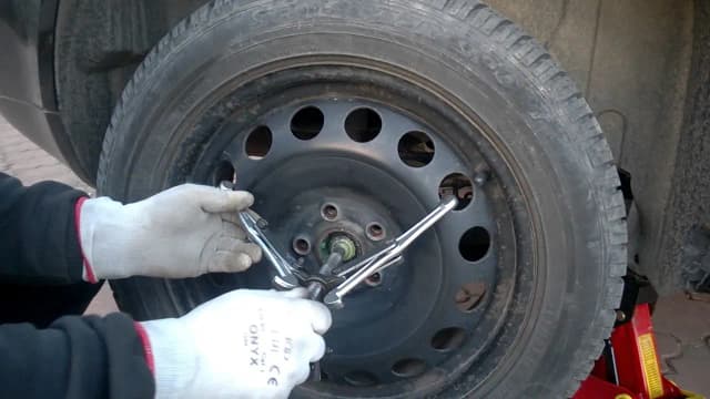 Jak zdjąć koło zapasowe Iveco Daily - proste kroki bez problemów